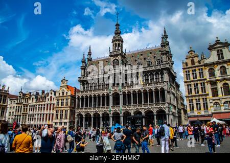 Bruxelles, Belgio - 13 luglio 2019: Folla di persone sulla Grand Place, la piazza centrale di Bruxelles, Belgio Foto Stock