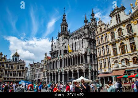 Bruxelles, Belgio - 13 luglio 2019: Grand Place, la piazza centrale di Bruxelles, Belgio, affollata in una soleggiata giornata estiva Foto Stock