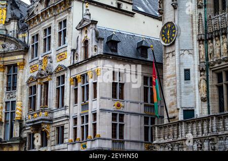 Bruxelles, Belgio - 13 luglio 2019: Dettagli architettonici dell'edificio situato intorno alla Grand Place di Bruxelles, Belgio Foto Stock