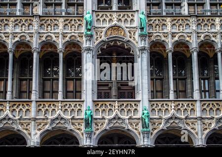 Bruxelles, Belgio - 13 luglio 2019: Dettagli architettonici gotici degli edifici sulla Grand Place di Bruxelles, Belgio Foto Stock
