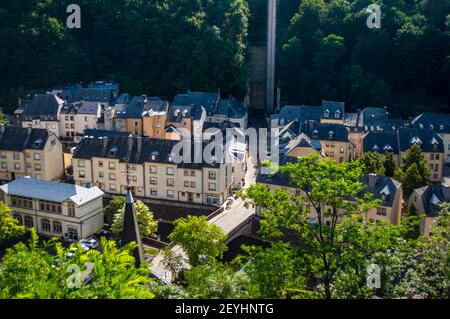 Lussemburgo città, Lussemburgo - 15 luglio 2019: Case tipiche con tetti grigi nella città vecchia di Lussemburgo città in Europa Foto Stock