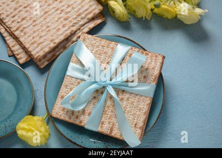 Tavolo servito per la Pasqua (Pesach) al chiuso, con pane matzah come simbolo Pesach (Passover Seder) articolo. Foto Stock