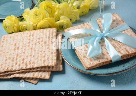 Tavolo servito per la Pasqua (Pesach) al chiuso, con pane matzah come simbolo Pesach (Passover Seder) articolo. Foto Stock