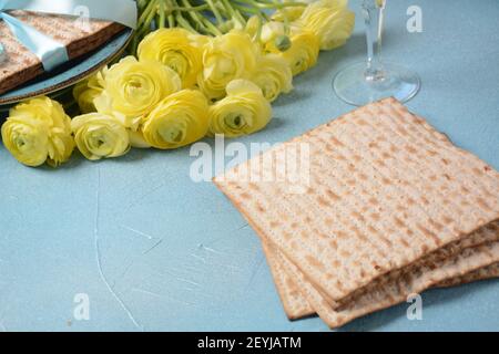 Tavolo servito per la Pasqua (Pesach) al chiuso, con pane matzah come simbolo Pesach (Passover Seder) articolo. Foto Stock