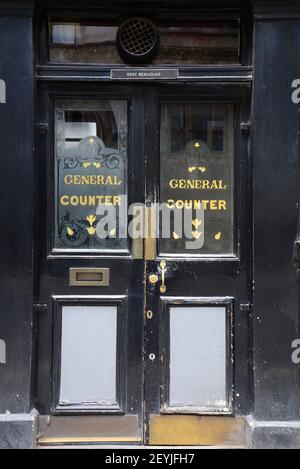 Porta al Seven Stars pub, Holborn, Londra, Inghilterra Foto Stock