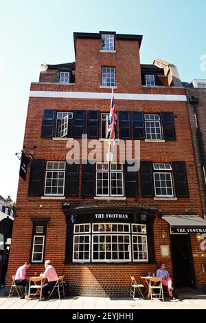 Uomini seduti fuori dal pub Footman a Mayfair, Londra, Inghilterra Foto Stock