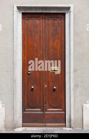 Antica casa di legno porta Monza Europa Foto Stock