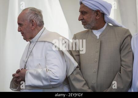 Nassiriya, Iraq. 06 marzo 2021. Papa Francesco (L) partecipa a un incontro interreligioso nella città-stato sumeriano Ur, che è menzionato nella Bibbia come la casa del profeta Abramo, il padre delle tre fedi monolitiche del Giudaismo, del Cristianesimo e dell'Islam. Papa Francesco è arrivato in Iraq venerdì per la prima visita papale nel Paese del Medio Oriente, un luogo dove la comunità cristiana si è ridotta in mezzo ad anni di guerra. Credit: Ameer al Mohammedaw/dpa/Alamy Live News Foto Stock