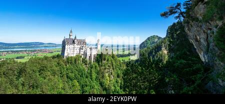 Vista del famoso e sorprendente Castello di Neuschwanstein, Baviera, Germania, visto dal Marienbrücke (Ponte di Maria), un ponte pedonale costruito su una scogliera Foto Stock