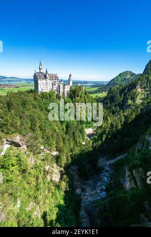 Vista del famoso e sorprendente Castello di Neuschwanstein, Baviera, Germania, visto dal Marienbrücke (Ponte di Maria), un ponte pedonale costruito su una scogliera Foto Stock