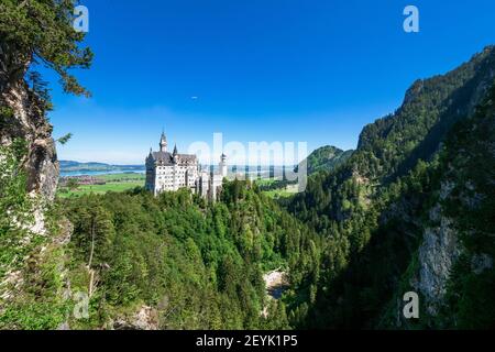 Vista del famoso e sorprendente Castello di Neuschwanstein, Baviera, Germania, visto dal Marienbrücke (Ponte di Maria), un ponte pedonale costruito su una scogliera Foto Stock