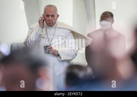 Nassiriya, Iraq. 06 marzo 2021. Papa Francesco (L) partecipa a un incontro interreligioso nella città-stato sumeriano Ur, che è menzionato nella Bibbia come la casa del profeta Abramo, il padre delle tre fedi monolitiche del Giudaismo, del Cristianesimo e dell'Islam. Papa Francesco è arrivato in Iraq venerdì per la prima visita papale nel Paese del Medio Oriente, un luogo dove la comunità cristiana si è ridotta in mezzo ad anni di guerra. Credit: Ameer al Mohammedaw/dpa/Alamy Live News Foto Stock