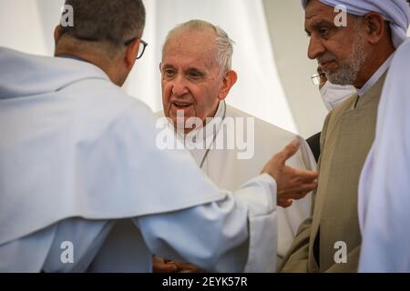 Nassiriya, Iraq. 06 marzo 2021. Papa Francesco (C) partecipa a un incontro interreligioso nella città-stato sumeriano Ur, che è menzionato nella Bibbia come la casa del profeta Abramo, il padre delle tre fedi monolitiche del Giudaismo, del Cristianesimo e dell'Islam. Papa Francesco è arrivato in Iraq venerdì per la prima visita papale nel Paese del Medio Oriente, un luogo dove la comunità cristiana si è ridotta in mezzo ad anni di guerra. Credit: Ameer al Mohammedaw/dpa/Alamy Live News Foto Stock