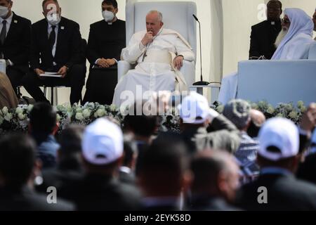 Nassiriya, Iraq. 06 marzo 2021. Papa Francesco (C) partecipa a un incontro interreligioso nella città-stato sumeriano Ur, che è menzionato nella Bibbia come la casa del profeta Abramo, il padre delle tre fedi monolitiche del Giudaismo, del Cristianesimo e dell'Islam. Papa Francesco è arrivato in Iraq venerdì per la prima visita papale nel Paese del Medio Oriente, un luogo dove la comunità cristiana si è ridotta in mezzo ad anni di guerra. Credit: Ameer al Mohammedaw/dpa/Alamy Live News Foto Stock