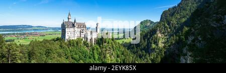 Vista del famoso e sorprendente Castello di Neuschwanstein, Baviera, Germania, visto dal Marienbrücke (Ponte di Maria), un ponte pedonale costruito su una scogliera Foto Stock