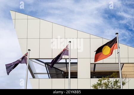 Tre bandiere che volano al centro civico della città di Melville. Bandiera australiana, bandiera dell'Australia occidentale e bandiera aborigena Foto Stock