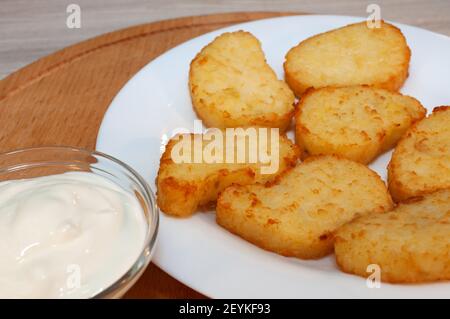 Frittelle di patate al forno con salsa di panna acida. Foto Stock