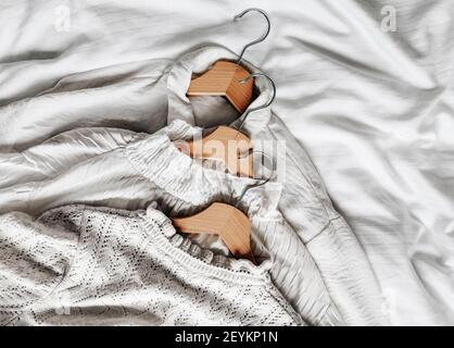 Una vista dall'alto delle camicie classiche vintage donna con legno appendiabiti sul letto Foto Stock