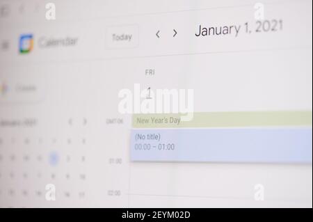 New york, USA - 17 febbraio 2021: Nuovo anno giorno 1 di gennaio su google calendario su schermo del portatile vista ravvicinata. Foto Stock