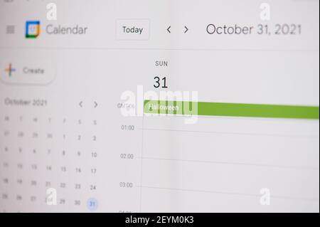 New york, USA - 17 febbraio 2021: Halloween 31 di ottobre su google calendario su schermo del portatile vista ravvicinata. Foto Stock