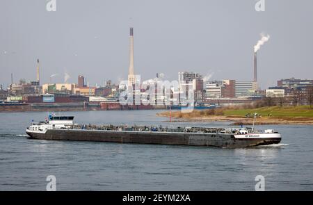 Krefeld, Renania Settentrionale-Vestfalia, Germania - Tanker RP BrŸgge naviga sul Reno passando accanto all'impianto chimico Chempark Krefeld Uerdingen, nel porto del Reno Foto Stock