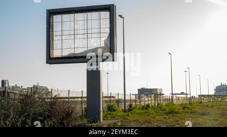 Un grande cartellone vuoto sporco con tela strappata e il spazio per l'annuncio nell'area trascurata Foto Stock