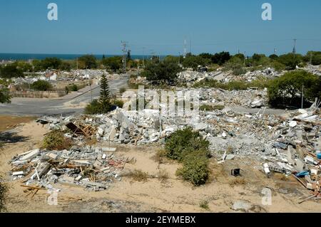 Tumuli di macerie di case demolite in quello che era l'insediamento ebraico di neve Dekalim nella striscia di Gaza il 06 settembre 2005. Israele ha completato l'evacuazione di tutti i 8,000 coloni ebrei da Gaza e diverse centinaia di altri da quattro enclavi nel nord della Cisgiordania, dopo quasi 40 anni di occupazione. Foto Stock