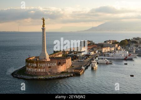 Stele della Madonna della Lettera. Porto di Messina. Sicilia. Italia Foto Stock