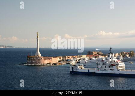 Vista del porto e dello stretto di Messina. Sicilia. Italia Foto Stock