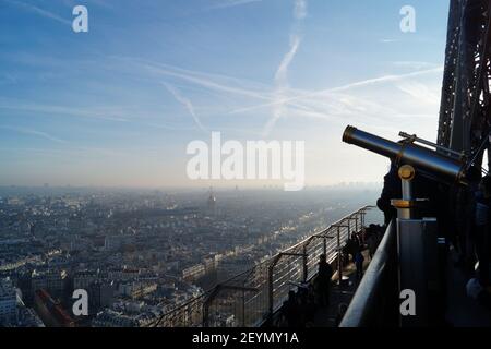 Un telescopio all'ultimo piano della Torre Eiffel A Parigi Foto Stock