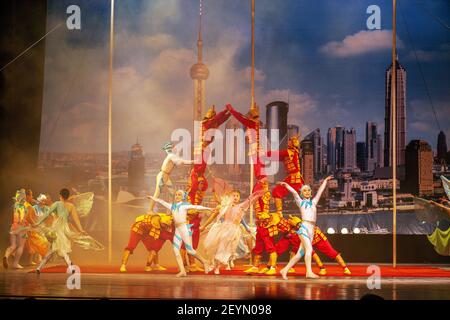 Shanghai Acrobats Shanghai, Cina. Foto: Bo Arrhed Foto Stock