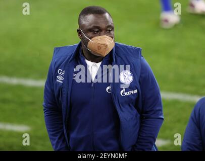 Gelsenkirchen, Germania. Firo: 05.03.2021 Fuvuball: Calcio: 1 Bundesliga, stagione 2020/21 FC Schalke 04 - FSV Mainz Gerald Asamoah with mask Credit: Jvºrgen Fromme/firosportphoto/pool | usage worldwide/dpa/Alamy Live News 2021 Foto Stock