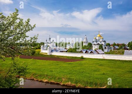 Vista del Convento dell'intercessione (Monastero di Pokrovsky) in primavera, Suzdal, anello d'oro della Russia Foto Stock