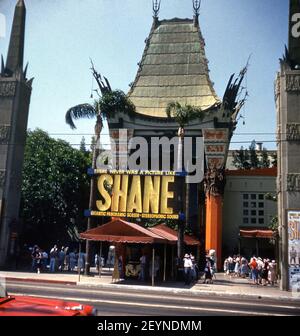 Davanti al Grauman's Chinese Theatre di Hollywood nel giugno 1953 Mostra su un gigantesco schermo panoramico e stereofonico Sound ALAN LADD JEAN ARTHUR e VAN HEFLIN in SHANE 1953 direttore GEORGE STEVENS basato su romanzo di Jack Shaeffer Costums Edith Head Paramount Pictures Foto Stock