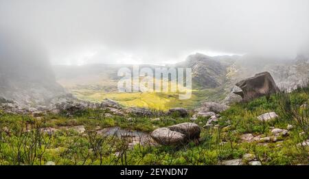 Vista dal massiccio di Andringitra visto durante il trekking a Pic Boby / Imarivolanitra, la vetta più alta accessibile del Madagascar Foto Stock