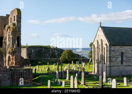 Lindisfarne/Inghilterra: 10 settembre 2019: Rovine del Priorato di Lindisfarne Holy Island Foto Stock