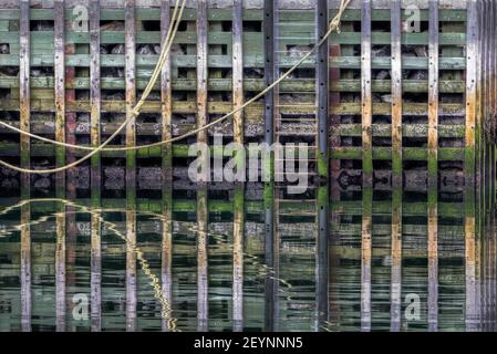Struttura in legno con riflessi in acqua Foto Stock