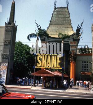 Davanti al Grauman's Chinese Theatre di Hollywood nel giugno 1953 Mostra su un gigantesco schermo panoramico e stereofonico Sound ALAN LADD JEAN ARTHUR e VAN HEFLIN in SHANE 1953 direttore GEORGE STEVENS basato su romanzo di Jack Shaeffer Costums Edith Head Paramount Pictures Foto Stock