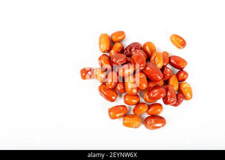 Frutto di Oleaster isolato su bianco. Frutta fresca di mirtillo, oleastro o olive russe ( Elaeagnus). Foto Stock