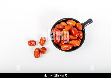 Frutto di Oleaster isolato su bianco. Frutta fresca di mirtillo, oleastro o olive russe ( Elaeagnus). Foto Stock
