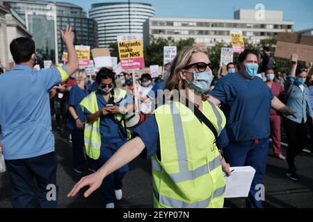 LONDRA - 29 LUGLIO 2020: I lavoratori della NHS marciano dal St Thomas Hospital a Downing Street per clap per Boris Johnson e il governo per quanto riguarda i tagli salariali Foto Stock