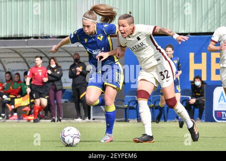 Sinergy Stadium, Verona, Italia. 06 marzo 2021. Elena Linari (Roma) e Asia Bragonzi (Verona) durante Hellas Verona Donne contro COME Roma, Calcio italiano Serie A Donna - Foto Alessio Tarpini/LM Credit: LiveMedia/Alamy Live News Foto Stock