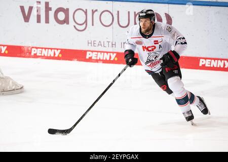 Monaco, Germania. 05 marzo 2021. Hockey su ghiaccio: DEL, EHC Red Bull München - Nürnberg Ice Tigers, Hautrunde, Hautrunde games, Matchday 24 a Olympia-Eissportzentrum. Andrew Bodnarchuk di Nürnberg suona il puck. Credit: Attias Balk/dpa/Alamy Live News Foto Stock