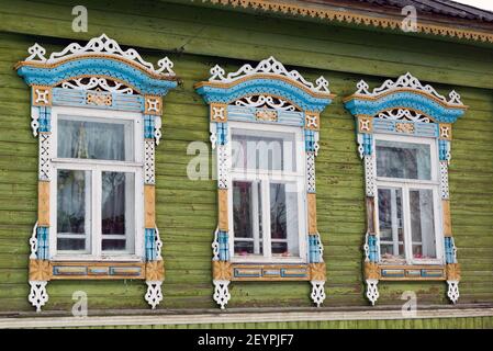 Finestra intagliata nel vecchio legno russo country house Foto Stock