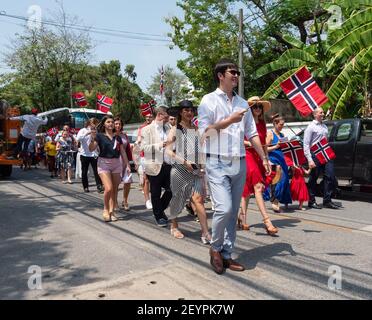 Norvegesi con amici, coniugi e bambini thailandesi, celebrando il giorno della loro festa nazionale, il giorno della costituzione, il 17 maggio 2019 nella strada fuori dalla N Foto Stock