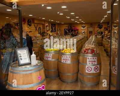 Cabourg, Francia, 2021 marzo: Cabourg Shop con caramelle colorate allestite su botti di diversi sapori, con zucchero, decorazioni piratesche Foto Stock