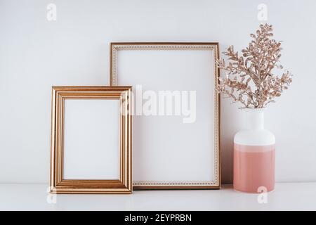 Set di due cornici dorate con decorazioni. Mockup per design individuale, testo. Spazio di copia. Oro rosa, pastello, colori tenui. Mock-up del telaio. Foto Stock