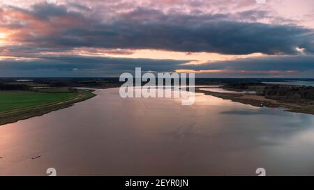 Una vista aerea al tramonto sul fiume Deben a Ramsholt a Suffolk, Regno Unito Foto Stock