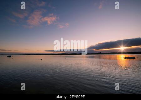 Tramonto sul fiume Deben a Ramsholt a Suffolk, Regno Unito Foto Stock