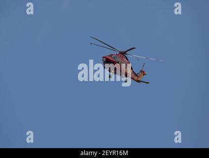 Camborne,Cornwall,UK,6 marzo 2021,Cornwall Air Ambulance cercando di atterrare a Camborne si è poi decollato di nuovo creduto di dirigersi verso un incidente tra un'auto e un trattore sulla A30.Credit: Keith Larby/Alamy Live News Foto Stock